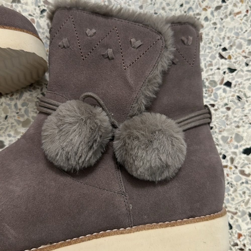 NWT Jack Rogers grey gray ugg style boot fur waterproof 9.5 - Picture 2 of 5